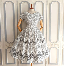 Laden Sie das Bild in den Galerie-Viewer, 1950s - Stunning See-Through Cotton Dress - W27.5 (70cm)
