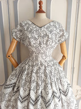 Laden Sie das Bild in den Galerie-Viewer, 1950s - Stunning See-Through Cotton Dress - W27.5 (70cm)
