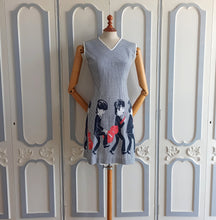 Laden Sie das Bild in den Galerie-Viewer, 1960s - Original The Beatles Gingham Mod Dress - W30 (76cm)
