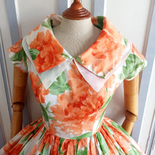 Laden Sie das Bild in den Galerie-Viewer, 1950s - Stunning Gorgeous Orange Floral Dress - W25/26 (64/66cm)
