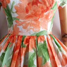 Laden Sie das Bild in den Galerie-Viewer, 1950s - Spectacularly Gorgeous Orange Floral Dress - W25/26 (64/66cm)
