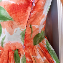 Laden Sie das Bild in den Galerie-Viewer, 1950s - Stunning Gorgeous Orange Floral Dress - W25/26 (64/66cm)
