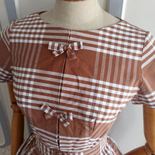 Laden Sie das Bild in den Galerie-Viewer, 1950s - Francie Reve, Paris - Adorable Plaid Chocolate Dress - W25/26 (64/66cm)
