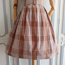 Laden Sie das Bild in den Galerie-Viewer, 1950s - Francie Reve, Paris - Adorable Plaid Chocolate Dress - W25/26 (64/66cm)
