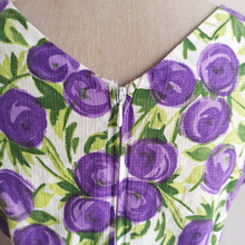 Cargar imagen en el visor de la galería, 1950s - Adorable Purple Roses Cotton Dress - W30 (76cm)
