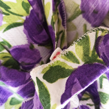 Cargar imagen en el visor de la galería, 1950s - Adorable Purple Roses Cotton Dress - W30 (76cm)
