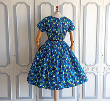 Laden Sie das Bild in den Galerie-Viewer, 1950s - Spectacular Abstract Roseprint Dress - W30 (76cm)
