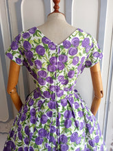 Laden Sie das Bild in den Galerie-Viewer, 1950s - Adorable Purple Roses Cotton Dress - W30 (76cm)
