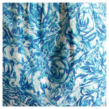 Laden Sie das Bild in den Galerie-Viewer, 1950s 1960s - Galeries Lafayette, Paris - Stunning Roseprint Dress - W27.5 (70cm)
