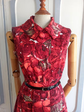 Laden Sie das Bild in den Galerie-Viewer, 1950s 1960s - Stunning Roseprint Cotton Dress - W27 (68cm)
