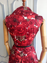 Cargar imagen en el visor de la galería, 1950s 1960s - Stunning Roseprint Cotton Dress - W27 (68cm)
