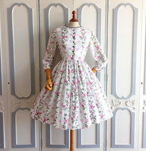Laden Sie das Bild in den Galerie-Viewer, 1950s - Delicious Parisien Floral Dress - W27.5 (70cm)

