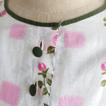 Cargar imagen en el visor de la galería, 1950s - Delicious Parisien Floral Dress - W27.5 (70cm)

