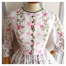 Charger l&#39;image dans la galerie, 1950s - Delicious Parisien Floral Dress - W27.5 (70cm)
