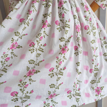 Cargar imagen en el visor de la galería, 1950s - Delicious Parisien Floral Dress - W27.5 (70cm)
