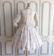 Laden Sie das Bild in den Galerie-Viewer, 1950s - Delicious Parisien Floral Dress - W27.5 (70cm)
