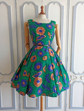 Laden Sie das Bild in den Galerie-Viewer, 1950s 1960s - Ascot Model, Ireland -  Stunning Green Floral Dress - W27 (68cm)
