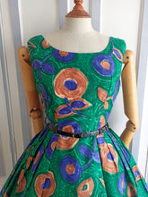 Laden Sie das Bild in den Galerie-Viewer, 1950s 1960s - Ascot Model, Ireland -  Stunning Green Floral Dress - W27 (68cm)
