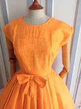 Cargar imagen en el visor de la galería, 1950s 1960s - Fabulous Orange Cotton Day Dress - W29 (74cm)
