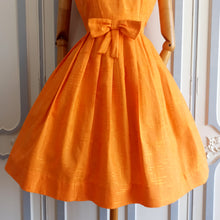 Laden Sie das Bild in den Galerie-Viewer, 1950s 1960s - Fabulous Orange Cotton Day Dress - W29 (74cm)
