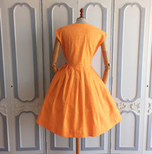 Laden Sie das Bild in den Galerie-Viewer, 1950s 1960s - Fabulous Orange Cotton Day Dress - W29 (74cm)
