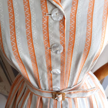 Cargar imagen en el visor de la galería, 1950s - Adorable Orange Stripes Cotton Shirt-Dress - W30 (76cm)
