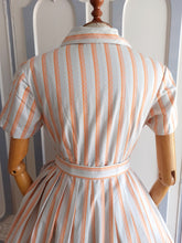 Laden Sie das Bild in den Galerie-Viewer, 1950s - Adorable Orange Stripes Cotton Shirt-Dress - W30 (76cm)
