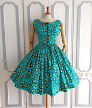 Cargar imagen en el visor de la galería, 1950s - UNWORN - Fabulous Abstract Atomic Cotton Dress - W25/26 (64/66cm)
