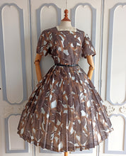 Laden Sie das Bild in den Galerie-Viewer, 1950s 1960s - Grill Modisch/Trevira - Stunning Brown Roseprint Dress - W33 (84cm)
