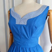 Cargar imagen en el visor de la galería, 1950s - Adorable Navy Stripes Cotton Dress - W24 (62cm)
