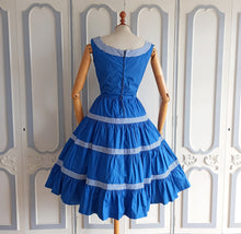 Laden Sie das Bild in den Galerie-Viewer, 1950s - Adorable Navy Stripes Cotton Dress - W24 (62cm)

