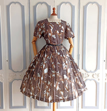 Laden Sie das Bild in den Galerie-Viewer, 1950s 1960s - Grill Modisch/Trevira - Stunning Brown Roseprint Dress - W33 (84cm)
