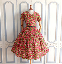 Laden Sie das Bild in den Galerie-Viewer, 1950s - Stunning Roseprint Cotton Dress - W30 (76cm)
