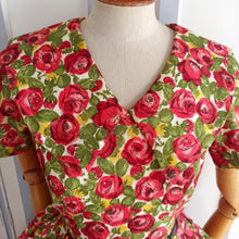 Cargar imagen en el visor de la galería, 1950s - Stunning Roseprint Cotton Dress - W30 (76cm)
