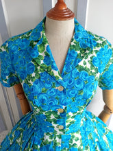 Laden Sie das Bild in den Galerie-Viewer, 1950s - Fabulous Blue Roseprint Dress - W27.5 (70cm)

