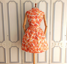 Laden Sie das Bild in den Galerie-Viewer, 1950s 1960s - PARIS - Stunning Orange Floral Dress - W28.5 (72cm)
