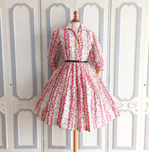 Load image into Gallery viewer, 1950s - Mirabelle, France - Adorable Floral Dress - W32 (82cm)
