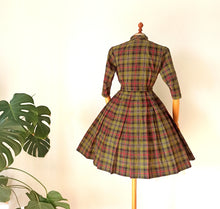 Laden Sie das Bild in den Galerie-Viewer, 1950s 1960s - Elegant Green Plaid Soft Wool Dress - W32 (82cm)
