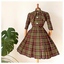 Laden Sie das Bild in den Galerie-Viewer, 1950s 1960s - Elegant Green Plaid Soft Wool Dress - W32 (82cm)
