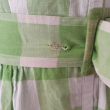 Laden Sie das Bild in den Galerie-Viewer, 1950s - Adorable Green &amp; White Cotton Plaid Dress - W34 (86cm)
