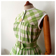 Charger l&#39;image dans la galerie, 1950s - Adorable Green &amp; White Cotton Plaid Dress - W34 (86cm)
