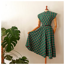 Laden Sie das Bild in den Galerie-Viewer, 1940s - Adorable Green Plaid Cotton Dress - W31 (80cm)
