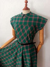 Cargar imagen en el visor de la galería, 1940s - Adorable Green Plaid Cotton Dress - W31 (80cm)
