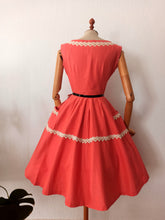 Laden Sie das Bild in den Galerie-Viewer, 1950s - ERVASTIL - Stunning Salmon Pockets Linen Dress - W25 (64cm)
