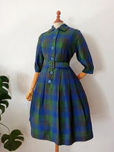 Laden Sie das Bild in den Galerie-Viewer, 1950s - Gorgeous Green Blue Tartan Wool Dress - W28 (72cm)
