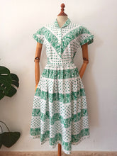 Cargar imagen en el visor de la galería, 1940s - Adorable Green White Day Dress - W29 (74cm)
