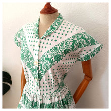 Laden Sie das Bild in den Galerie-Viewer, 1940s - Adorable Green White Day Dress - W29 (74cm)

