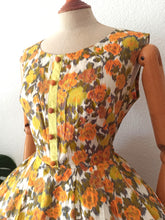Laden Sie das Bild in den Galerie-Viewer, 1950s - Gorgeous Autumn Roses Cotton Dress - W27 (68cm)
