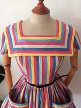 Cargar imagen en el visor de la galería, 1940s 1950s - Spectacular Rainbow Cotton Dress - W27 (68cm)
