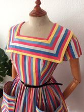 Laden Sie das Bild in den Galerie-Viewer, 1940s 1950s - Spectacular Rainbow Cotton Dress - W27 (68cm)
